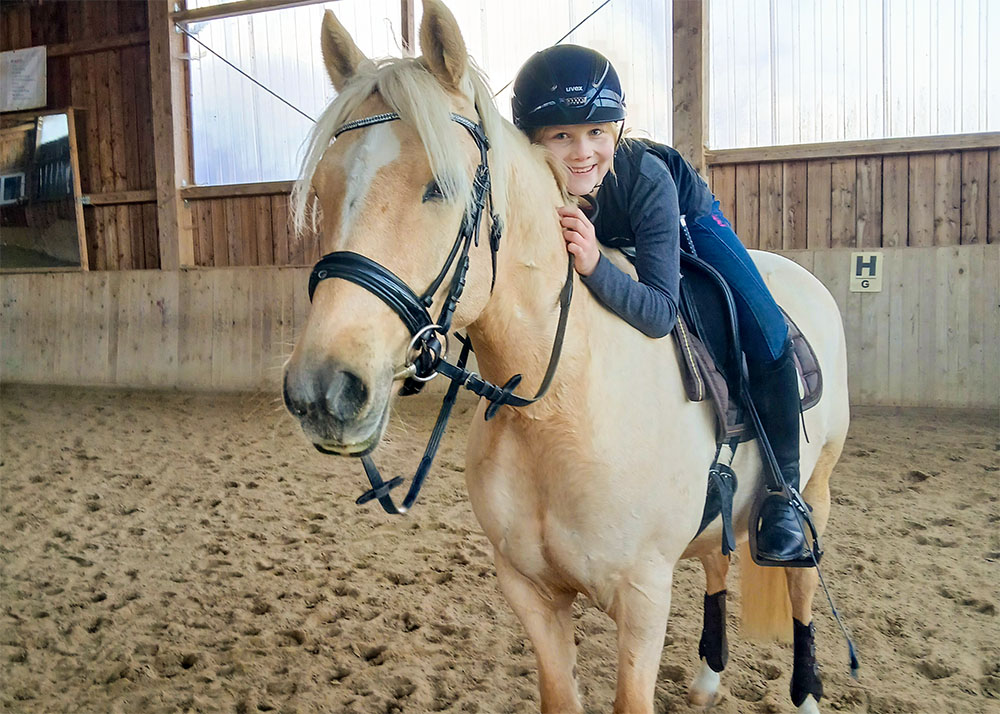 Junge Reiterin beim Gesundheitssport am Reitstall am Berishof
