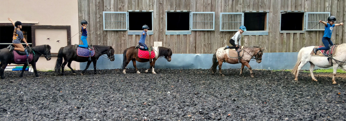 Fünf Kinder auf Ponys auf einem Reitplatz des Berishof in Flieden