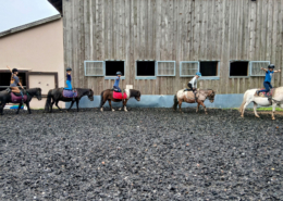 Fünf Kinder auf Ponys auf einem Reitplatz des Berishof in Flieden
