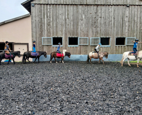 Fünf Kinder auf Ponys auf einem Reitplatz des Berishof in Flieden