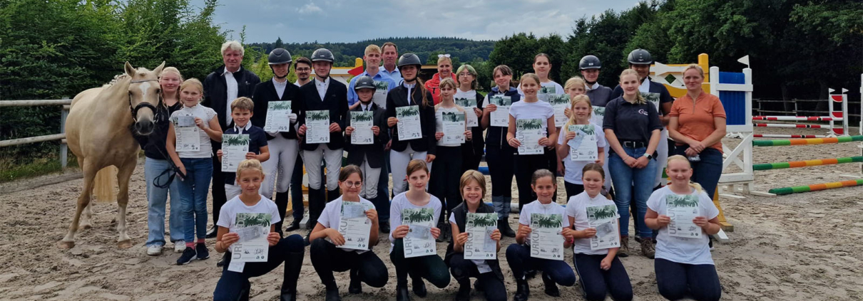 Gruppenfoto nach erfolgreichem Reitabzeichen Lehrgang am Berishof