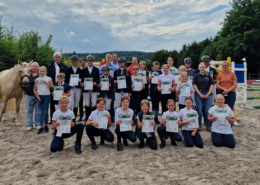 Gruppenfoto nach erfolgreichem Reitabzeichen Lehrgang am Berishof
