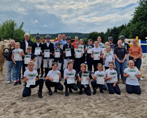 Gruppenfoto nach erfolgreichem Reitabzeichen Lehrgang am Berishof